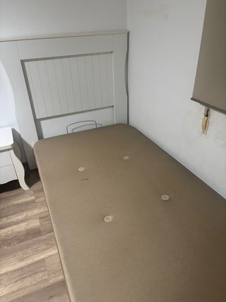 Conjunto de muebles de dormitorio color blanco.