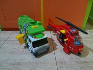 Camión de basura y helicóptero de rescate