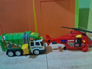 Camión de basura y helicóptero de rescate