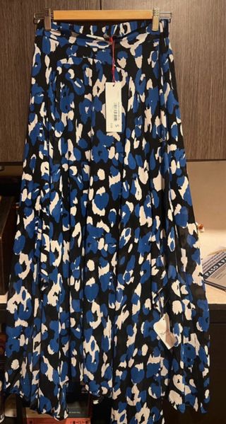 Falda midi estampada azul y multicolor