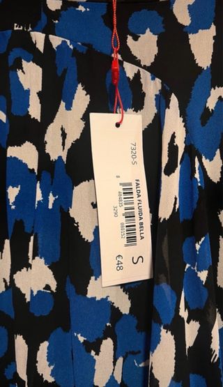 Falda midi estampada azul y multicolor