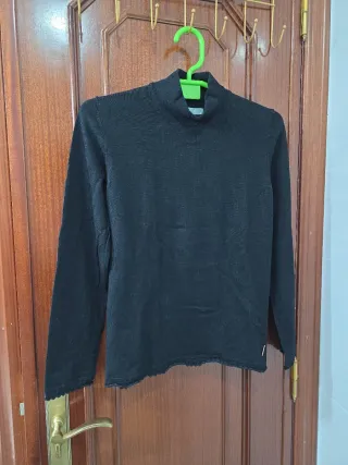 Jersey negro cuello caja