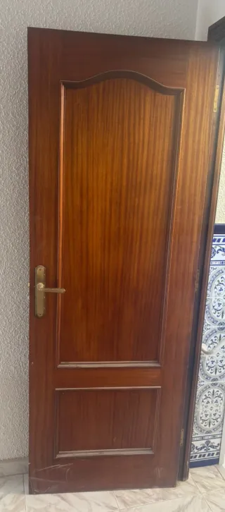 Puerta madera color nogal