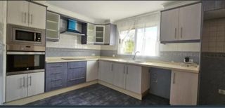 Cocina modular gris y blanca