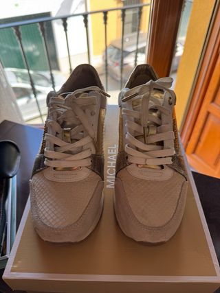 Zapatillas Michael Kors Beige y Doradas
