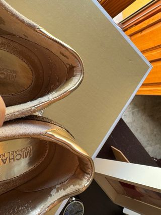 Zapatillas Michael Kors Beige y Doradas