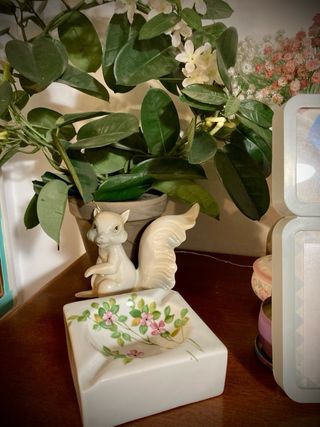 Cenicero de porcelana con diseño floral