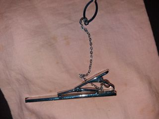 Aguja de corbata plateada y negra