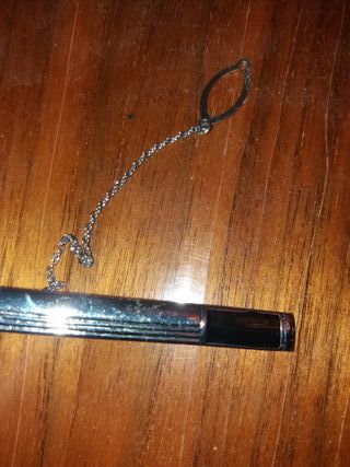 Aguja de corbata plateada y negra