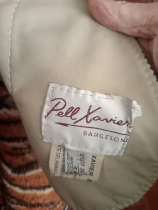 Chaquetón de piel beige con estampado