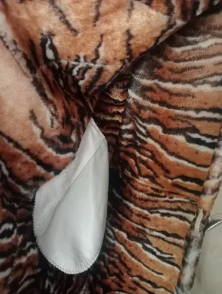 Chaquetón de piel beige con estampado