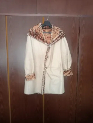 Chaquetón de piel beige con estampado