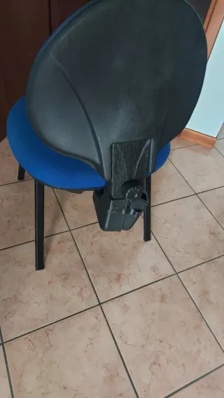 Sedia da ufficio blu in tessuto