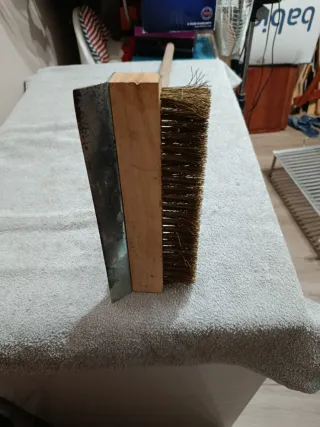 Cepillo metálico y rascador.