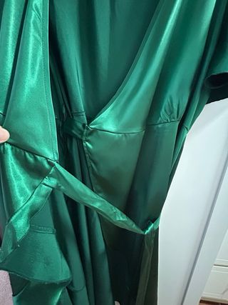 Vestido de raso verde satinado cruzado. Talla 1XL.