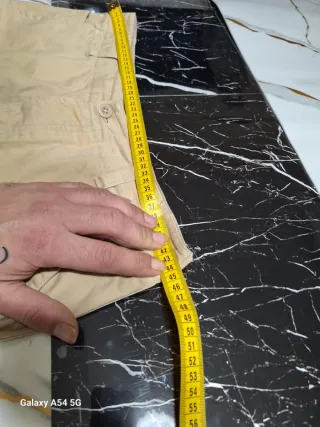 Pantaloni cargo beige con tasconi