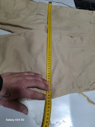 Pantaloni cargo beige con tasconi