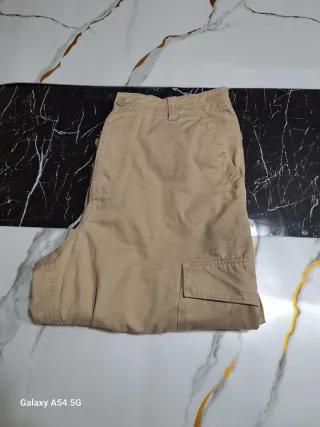 Pantaloni cargo beige con tasconi