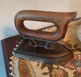 Plancha antigua de hierro LUGUE