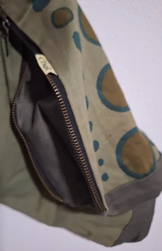 Bolso verde con estampado de círculos