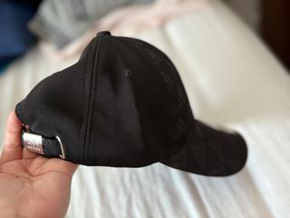 Gorra Adidas Negra con Logo Repetido