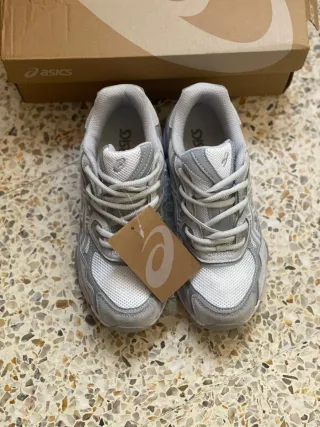 Zapatillas Asics Gel Gris y Blanco