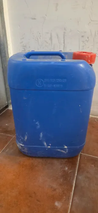 Garrafa azul 25L con asa y tapón rojo