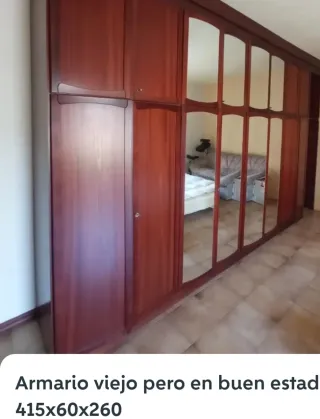 Armario grande de madera con espejos, es muy grand