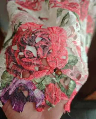 Vestido floral elegante con cinturón rojo