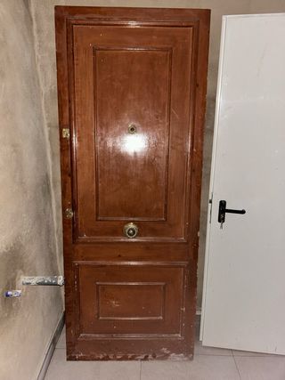 Puerta de madera de entrada