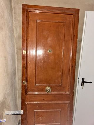 Puerta de madera de entrada