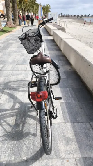 Bicicleta de ciudad blanca