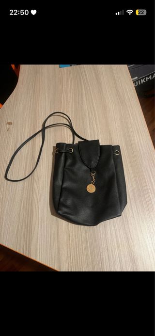 Borsa a sacchetto nera con ciondolo