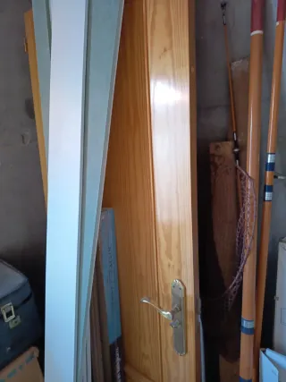 Puerta de madera interior. 204 y 73cm