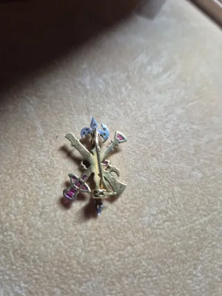 Pin Legión 18k Oro Rubíes Diamantes