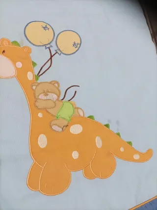 Colcha cuna dinosaurio y osito