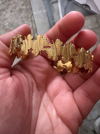 Pulsera dorada con diseño de hojas