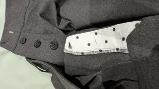 Falda gris con fleco blanco