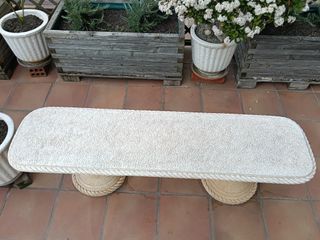 Banco de jardín de piedra artificial.