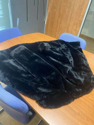 Abrigo negro de pelo sintético