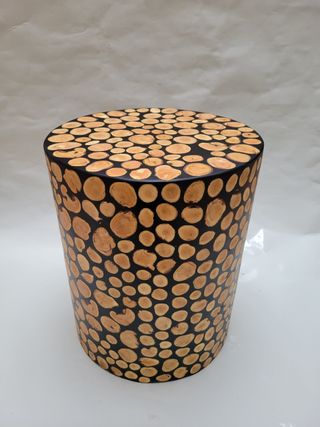 Mesa auxiliar cilíndrica de resina y madera