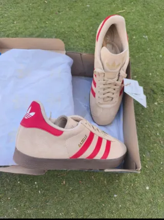 Zapatillas Adidas Gazelle Beige y Rojo