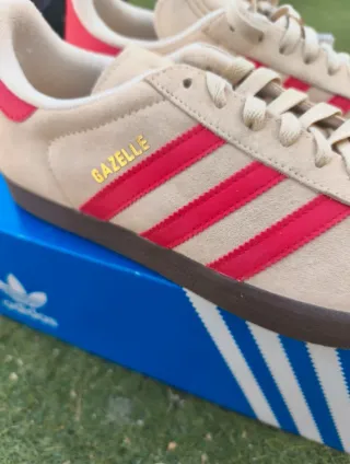 Zapatillas Adidas Gazelle Beige y Rojo