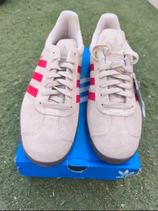 Zapatillas Adidas Gazelle Beige y Rojo