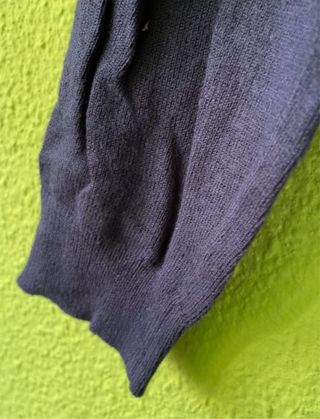 Jersey azul con capa blanca