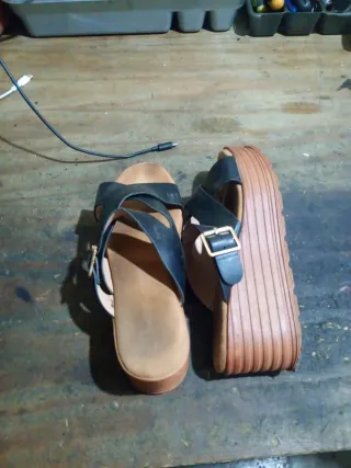 Sandalias de plataforma negras y marrones