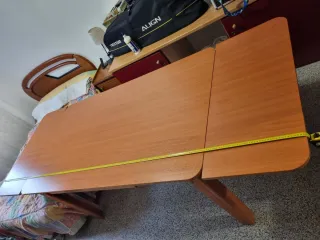 Mesa de comedor de madera
