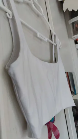 Top crop Bershka hombreras Talla M