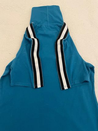 Camiseta azul cuello alto con rayas