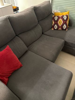 Sofá modular gris con chaiselongue